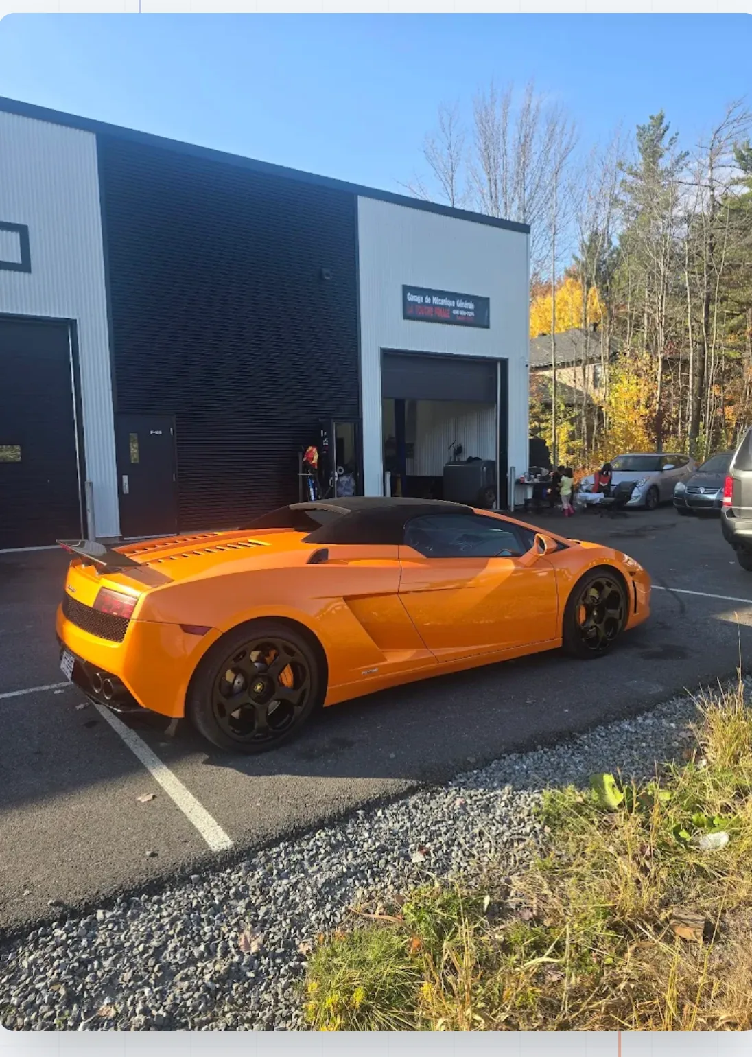 Véhicule confié au Garage La touche finale, devant l'atelier de Saint-Hyacinthe
